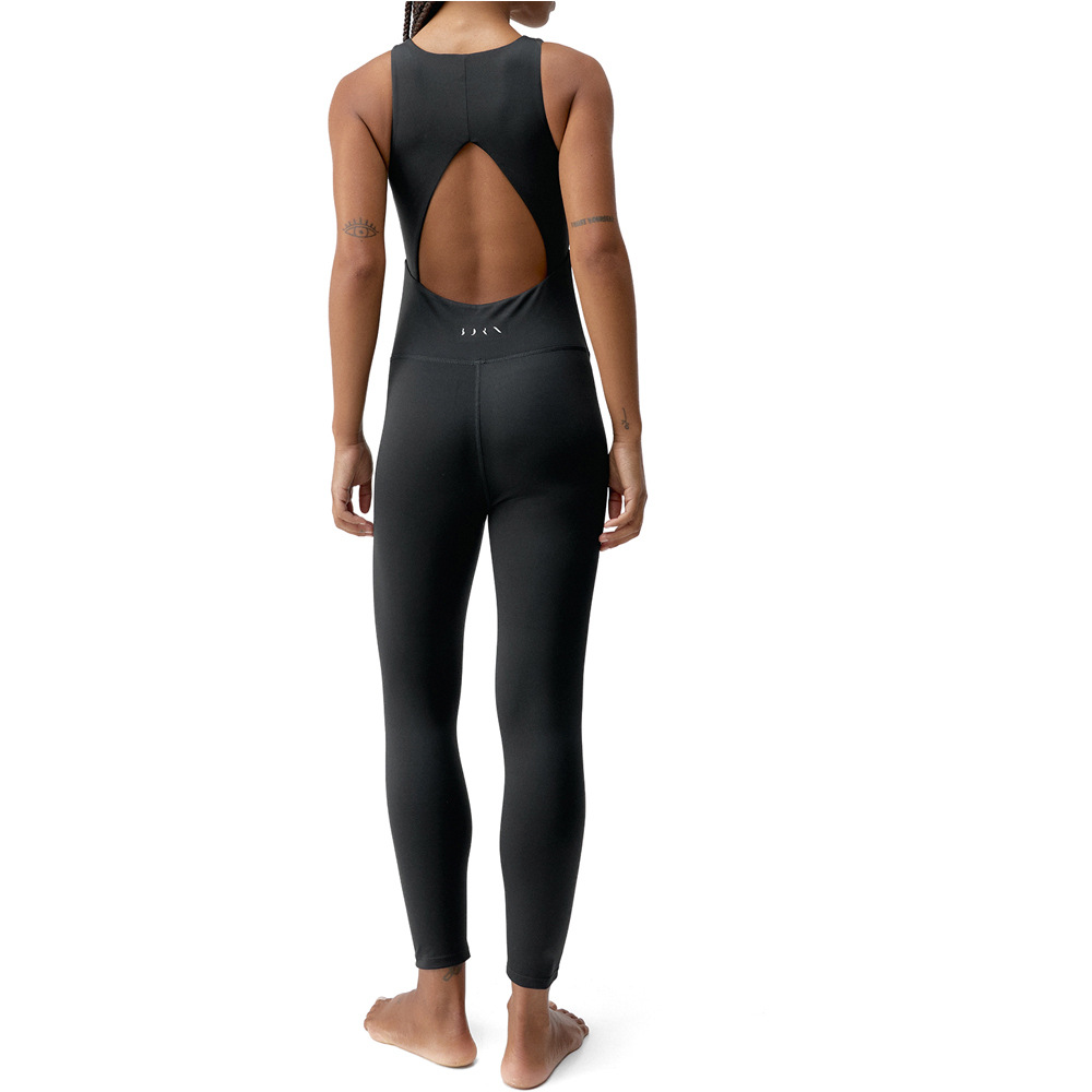 Born Living Yoga Mono Yoga Corpo vista trasera