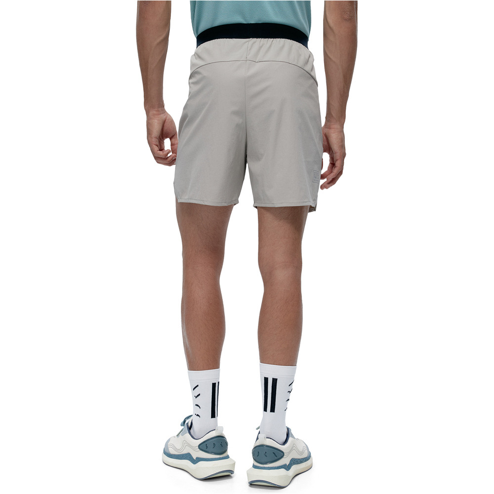 Born Living Yoga pantalón corto fitness hombre Malaui vista trasera