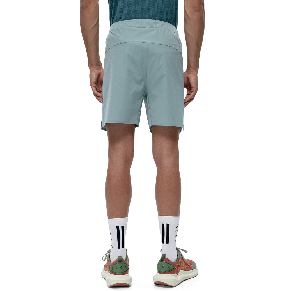 Born Living Yoga pantalón corto fitness hombre Torne vista trasera