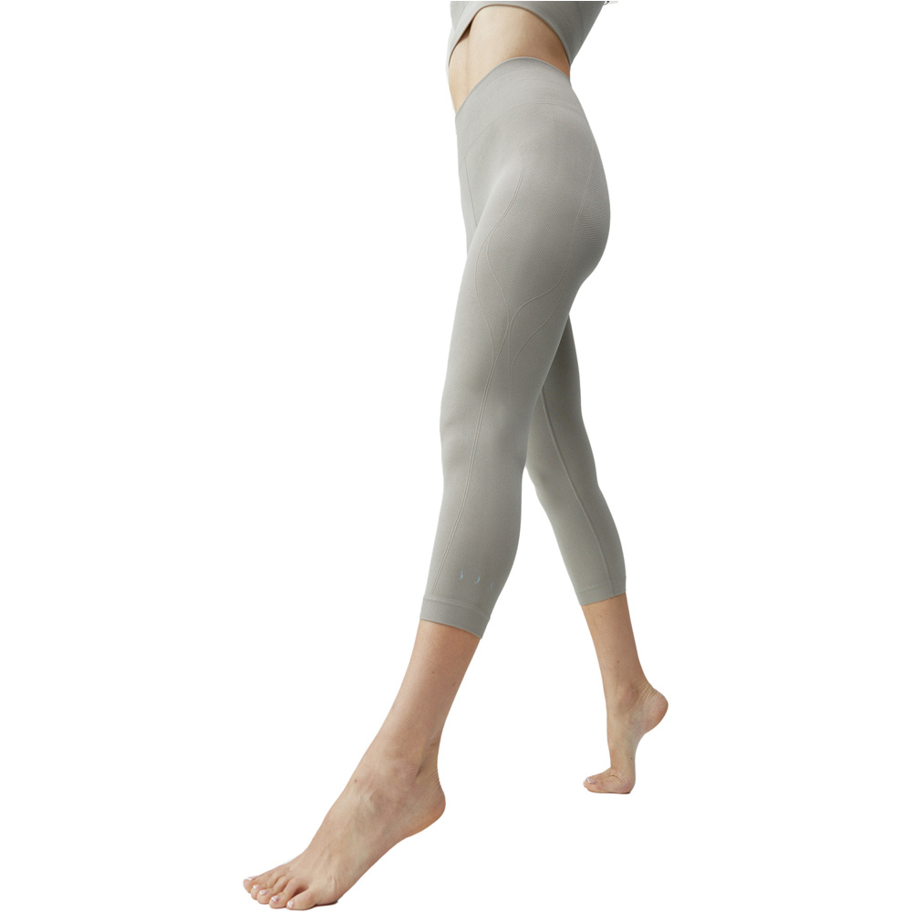 Born Living Yoga Pantalon Largo Yoga Legging Blume vista frontal