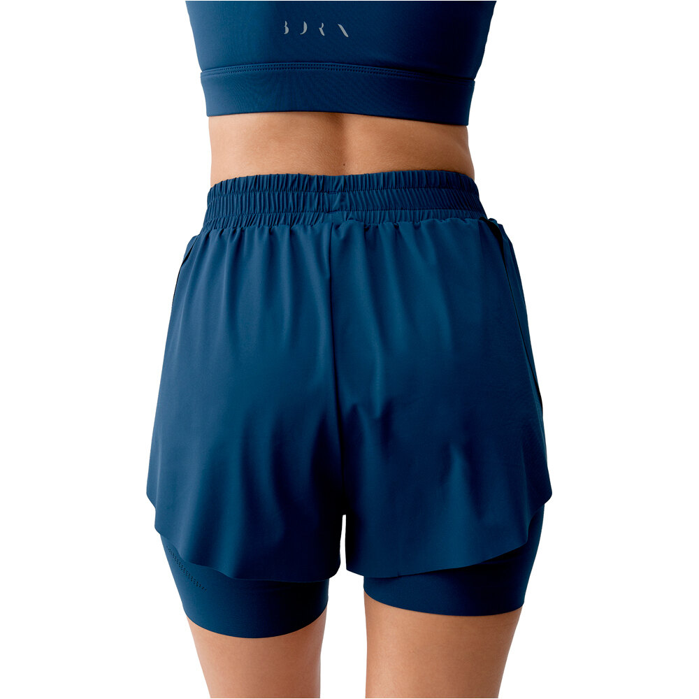 Born Living Yoga pantalones yoga Short Bikila vista trasera