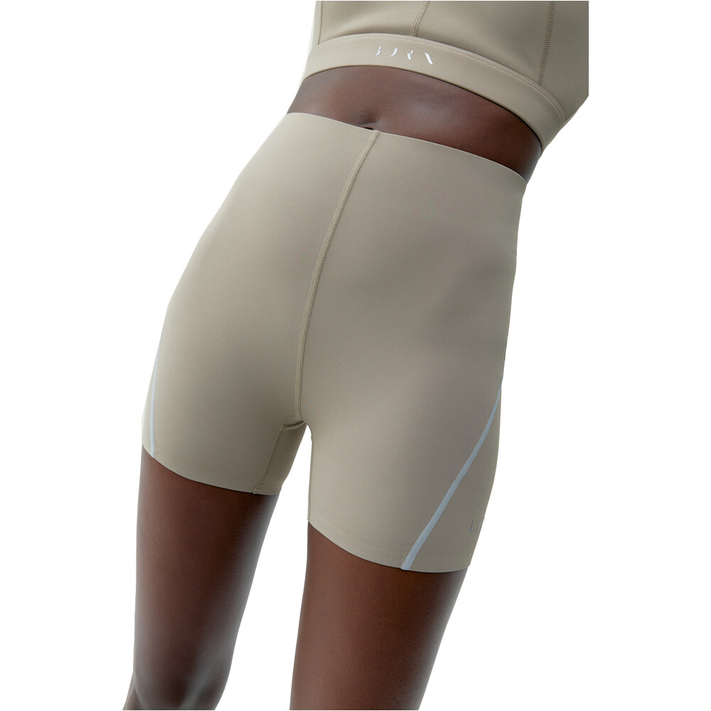 Born Living Yoga pantalones yoga Short Luna vista frontal
