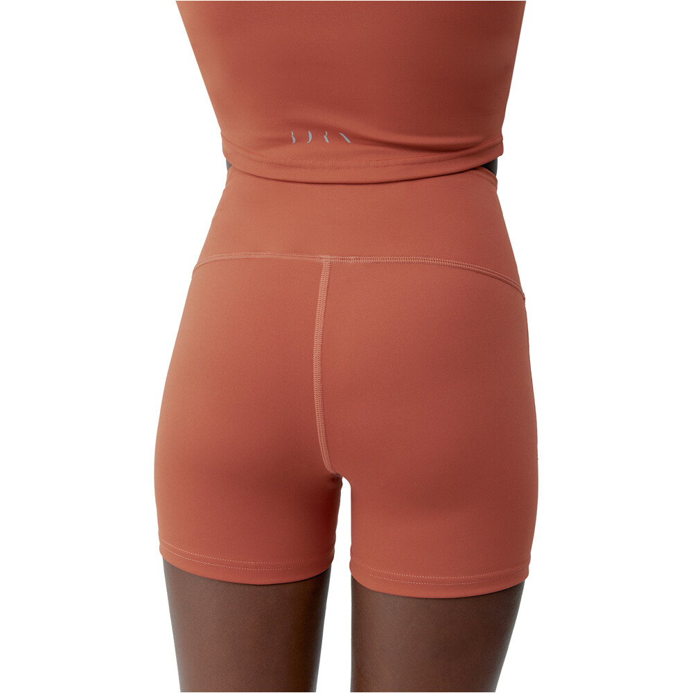 Born Living Yoga pantalones yoga Short Sayani vista trasera