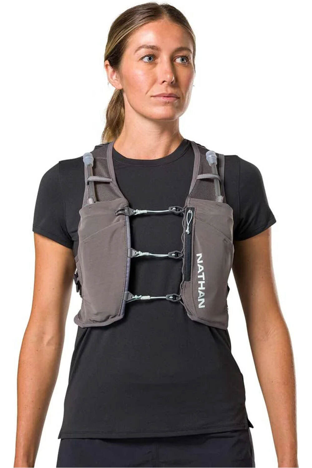 Nathan varios running Wm's Pinnacle Breeze 4L vista frontal