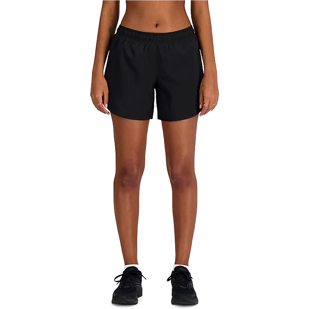 New Balance pantalón running mujer Sport Essential Short 5 vista frontal