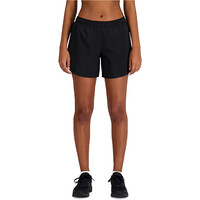 New Balance pantalón running mujer Sport Essential Short 5 vista frontal