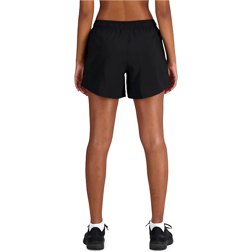 New Balance pantalón running mujer Sport Essential Short 5 vista trasera