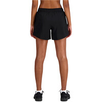 New Balance pantalón running mujer Sport Essential Short 5 vista trasera