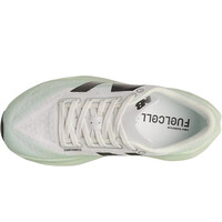 New Balance zapatilla running mujer FuelCell Rebel v4 vista trasera