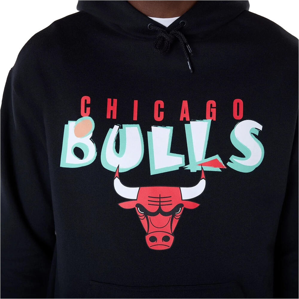 New Era sudadera baloncesto CHICAGO BULLS GRAPHIC HOODIE NE vista detalle
