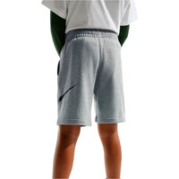 Nike bermuda niño K NSW CLUB FT SHORT BRAND NG vista trasera