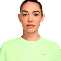 Nike camiseta entrenamiento manga corta mujer W NK SWIFT DF SS TOP vista detalle