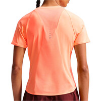 Nike camiseta entrenamiento manga corta mujer W NK SWIFT DF SS TOP vista trasera