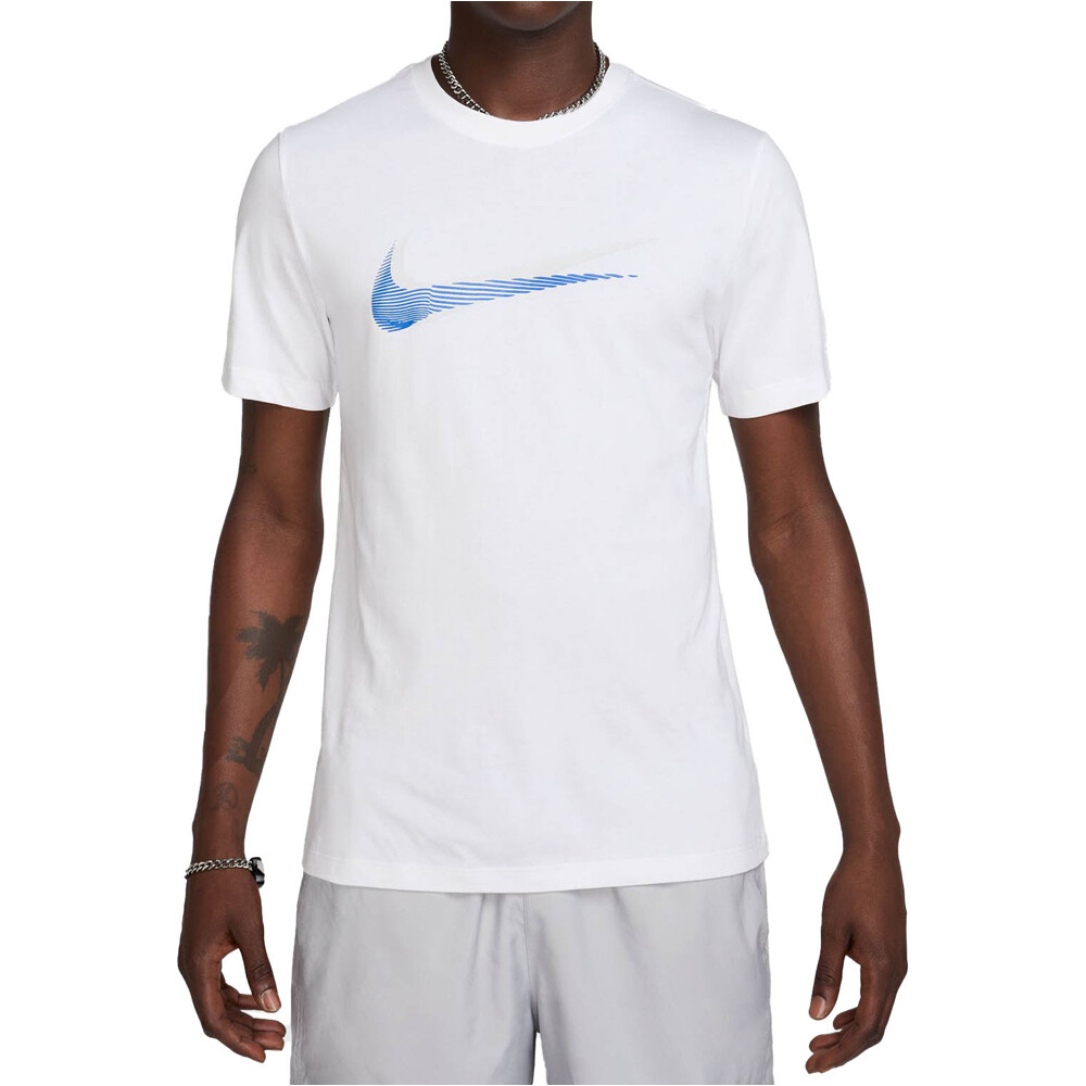 Nike camiseta manga corta hombre M NSW TEE 12MO SWSH SP25 vista frontal