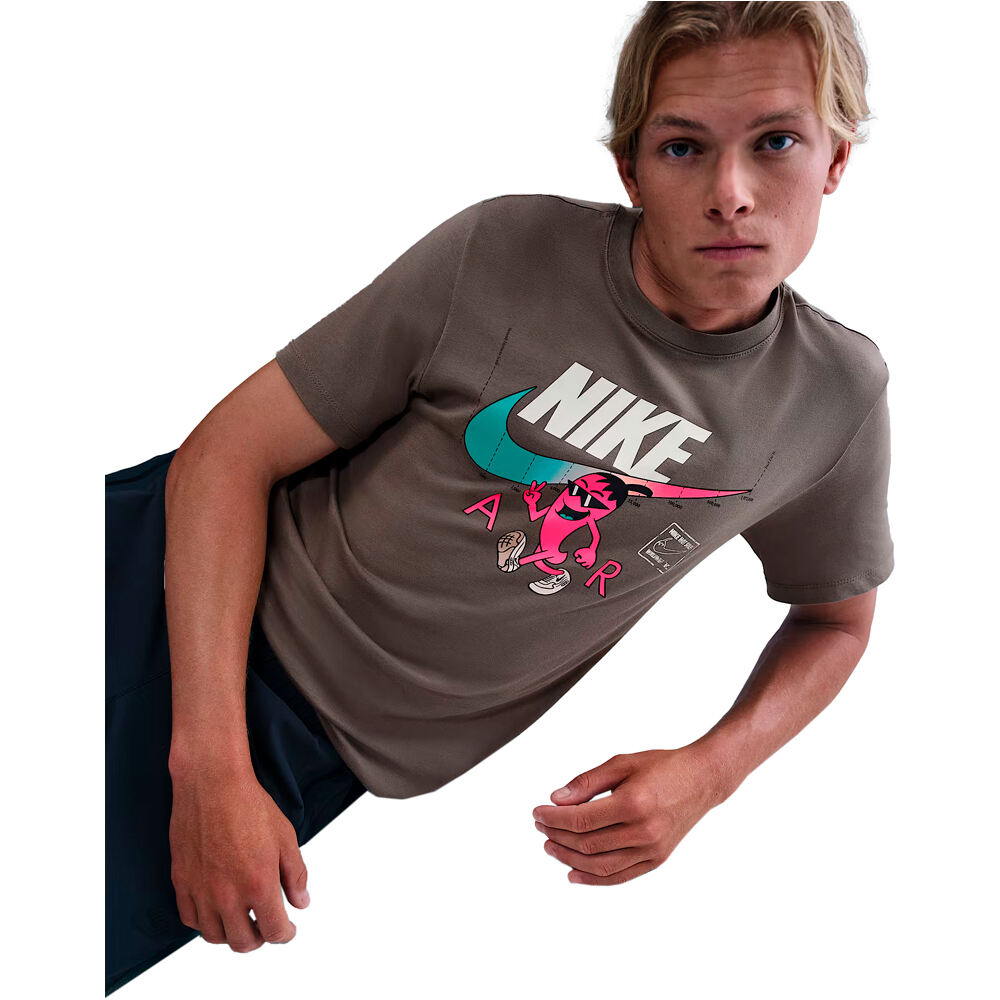 Nike camiseta manga corta hombre U NSW TEE OC MED GFX SEGB vista detalle