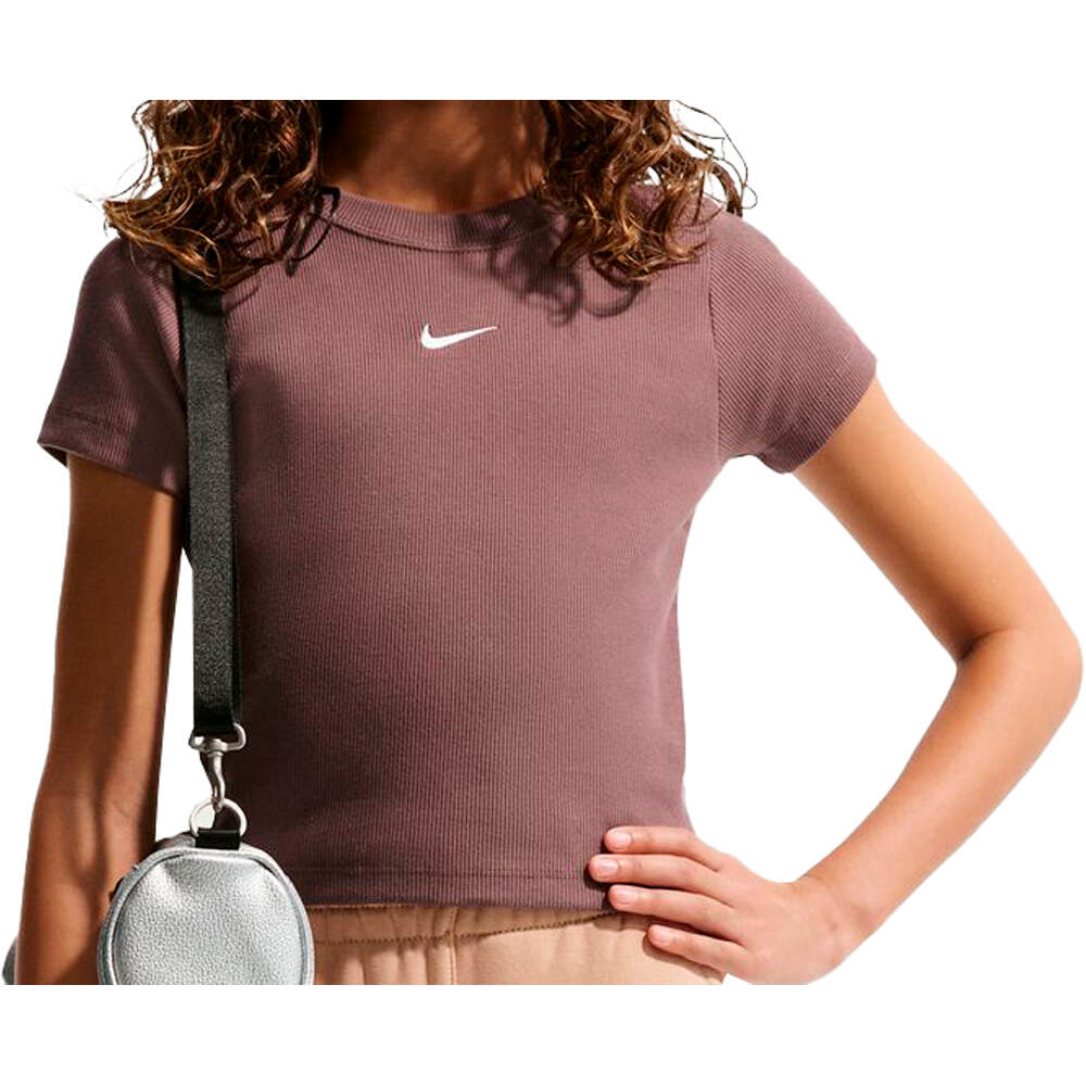 Nike camiseta manga corta niña G NSW TEE MOD CRP RIB SLIM AKF vista frontal