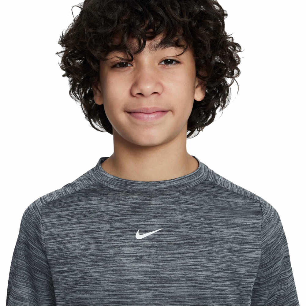 Nike camiseta manga corta niño B NK DF MULTI SS  TOP LBR HTHR vista detalle