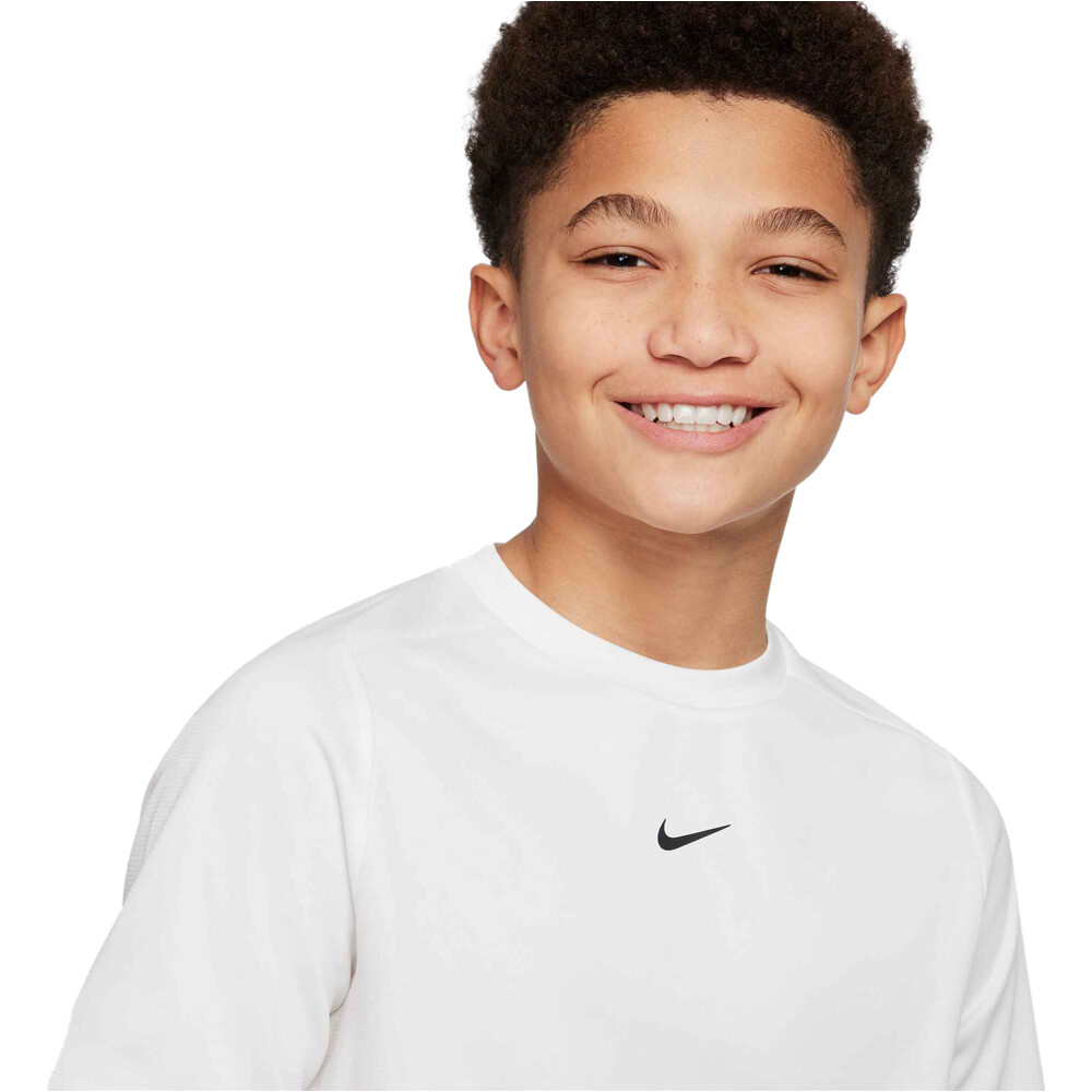 Nike camiseta manga corta niño B NK DF MULTI SS  TOP LBR HTHR vista detalle