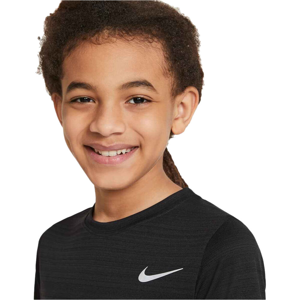Nike camiseta manga corta niño B NK DF SS MILER TOP vista detalle