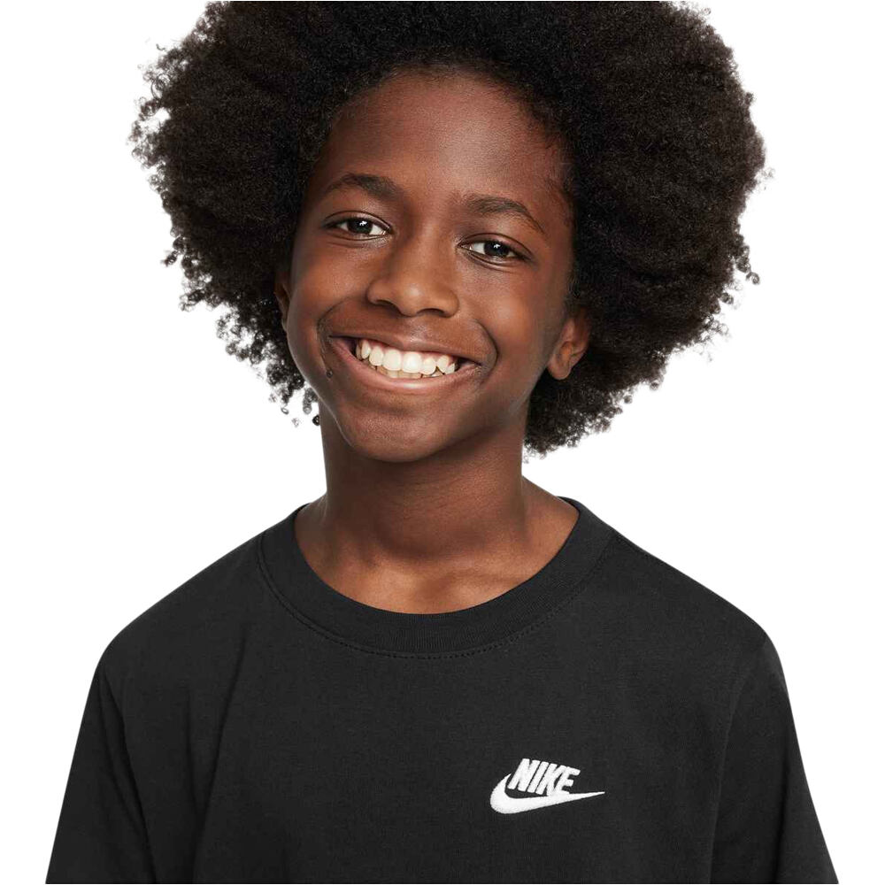 Nike camiseta manga corta niño K NSW TEE EMB FUTURA LBR vista detalle