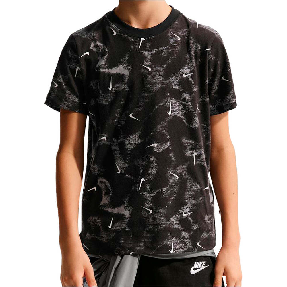 Nike camiseta manga corta niño K NSW TEE HBR AOP vista frontal