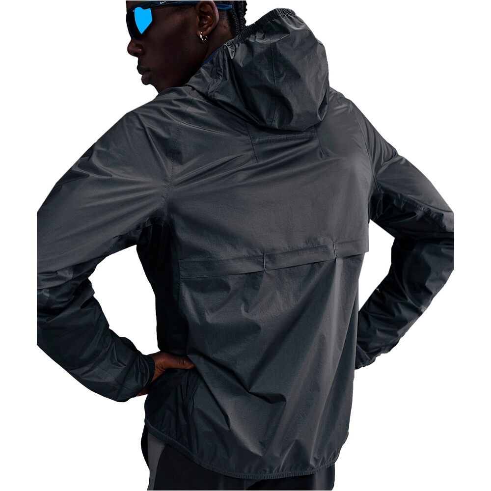 Nike CHAQUETA RUNNING HOMBRE M NK SF TRAILWIND WTRPRF JKT vista trasera