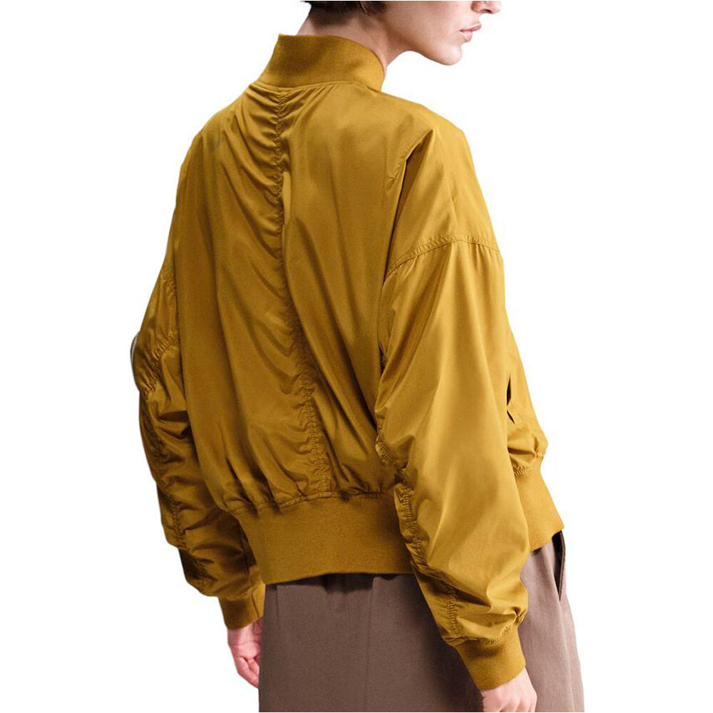 Nike chubasqueros y chaquetones entrenamiento fútbol HOLANDA 25 W NSW ESSNTL OS BOMBER vista trasera