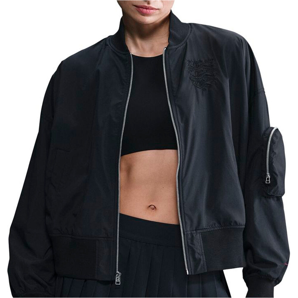 Nike chubasqueros y chaquetones entrenamiento fútbol INGLATERRA 25 W NSW ESSNTL OS BOMBER vista frontal