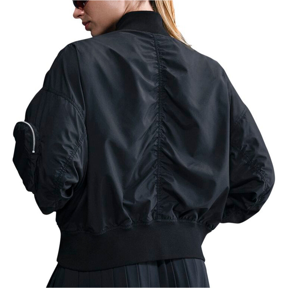 Nike chubasqueros y chaquetones entrenamiento fútbol INGLATERRA 25 W NSW ESSNTL OS BOMBER vista trasera