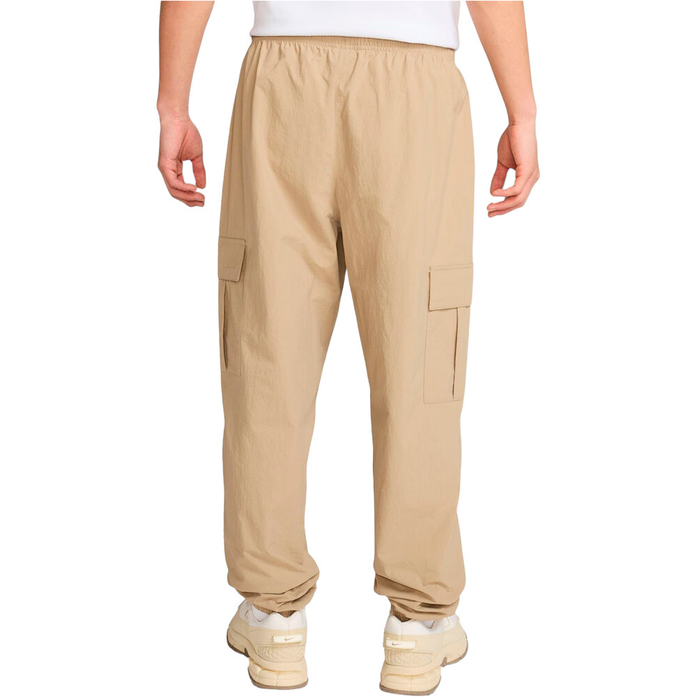 Nike pantalón hombre M NK CLUB WVN CARGO PANT vista trasera
