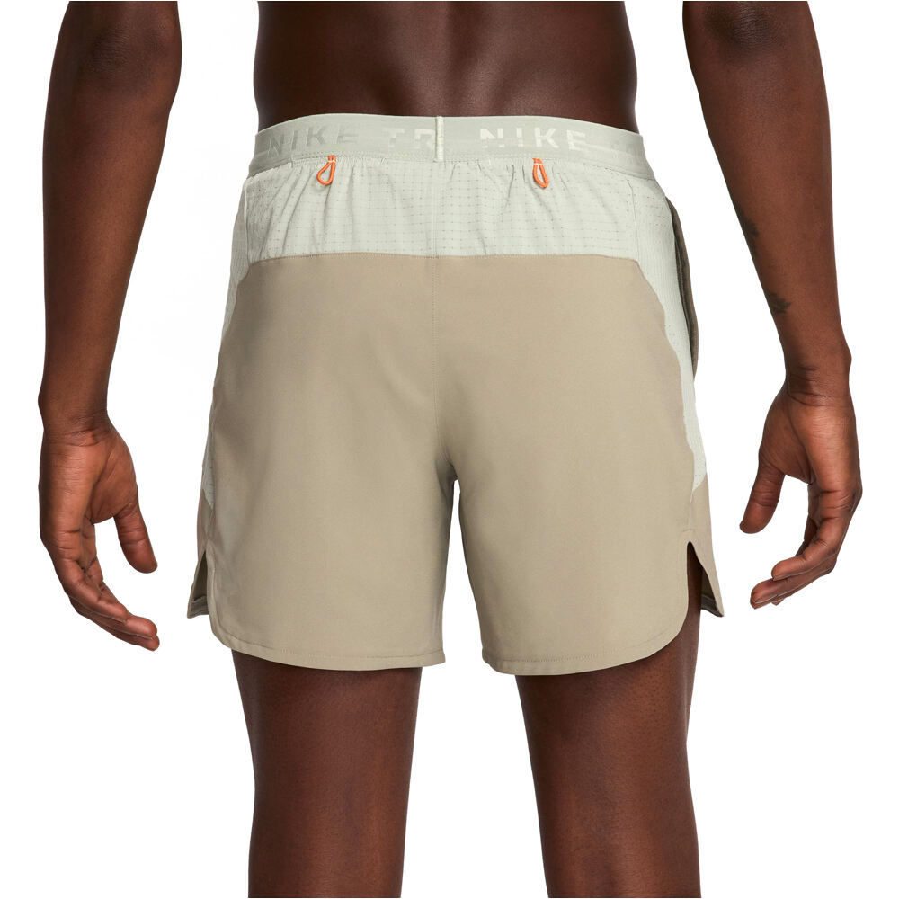 Nike pantalón running hombre M NK DF TRAIL 6IN BRF SHORT vista trasera