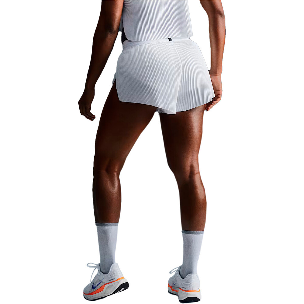 Nike pantalón running mujer W NK ARSWFT DFADV MR 3IN SHORT vista trasera