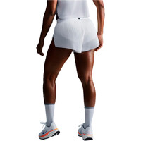 Nike pantalón running mujer W NK ARSWFT DFADV MR 3IN SHORT vista trasera