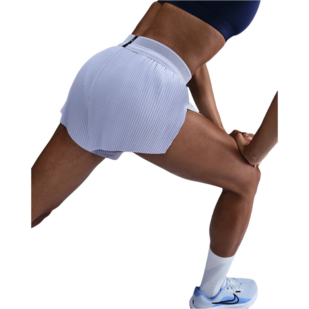 Nike pantalón running mujer W NK ARSWFT DFADV MR 3IN SHORT vista trasera