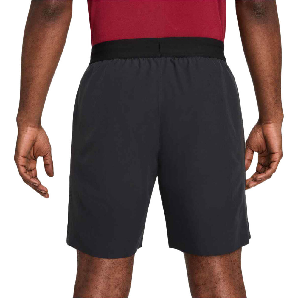 Nike pantalón tenis hombre M NKCT DF ADVTG 8IN SHORT vista trasera