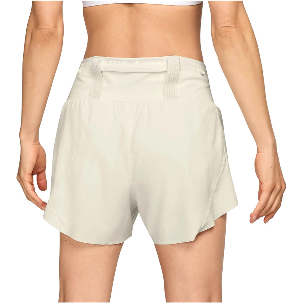 Nike pantalones cortos trail running mujer W NK TRAIL DF MR 3IN BR SHRT vista trasera