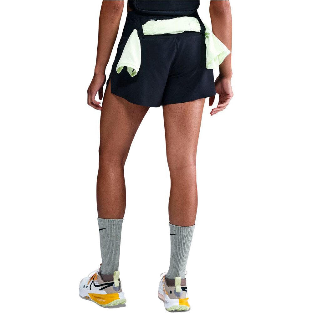 Nike pantalones cortos trail running mujer W NK TRAIL DF MR 4 BR SHRT vista trasera