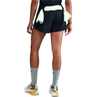 Nike pantalones cortos trail running mujer W NK TRAIL DF MR 4 BR SHRT vista trasera