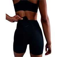 Nike pantalones y mallas cortas fitness mujer W NK DF UNVRSA HR 5IN SHRT PKT vista detalle