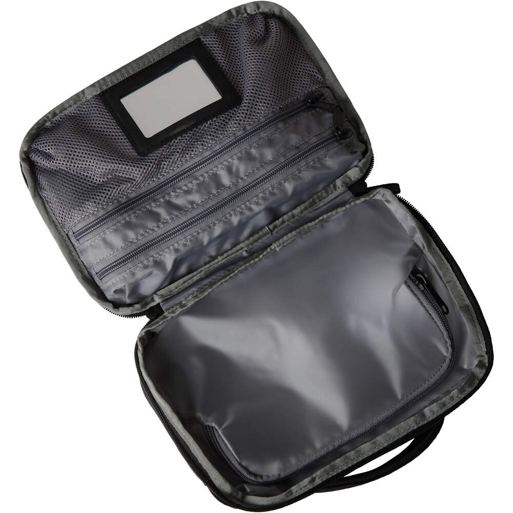 The North Face varios montaña BASE CAMP VOYAGER TOILETRY KIT 01