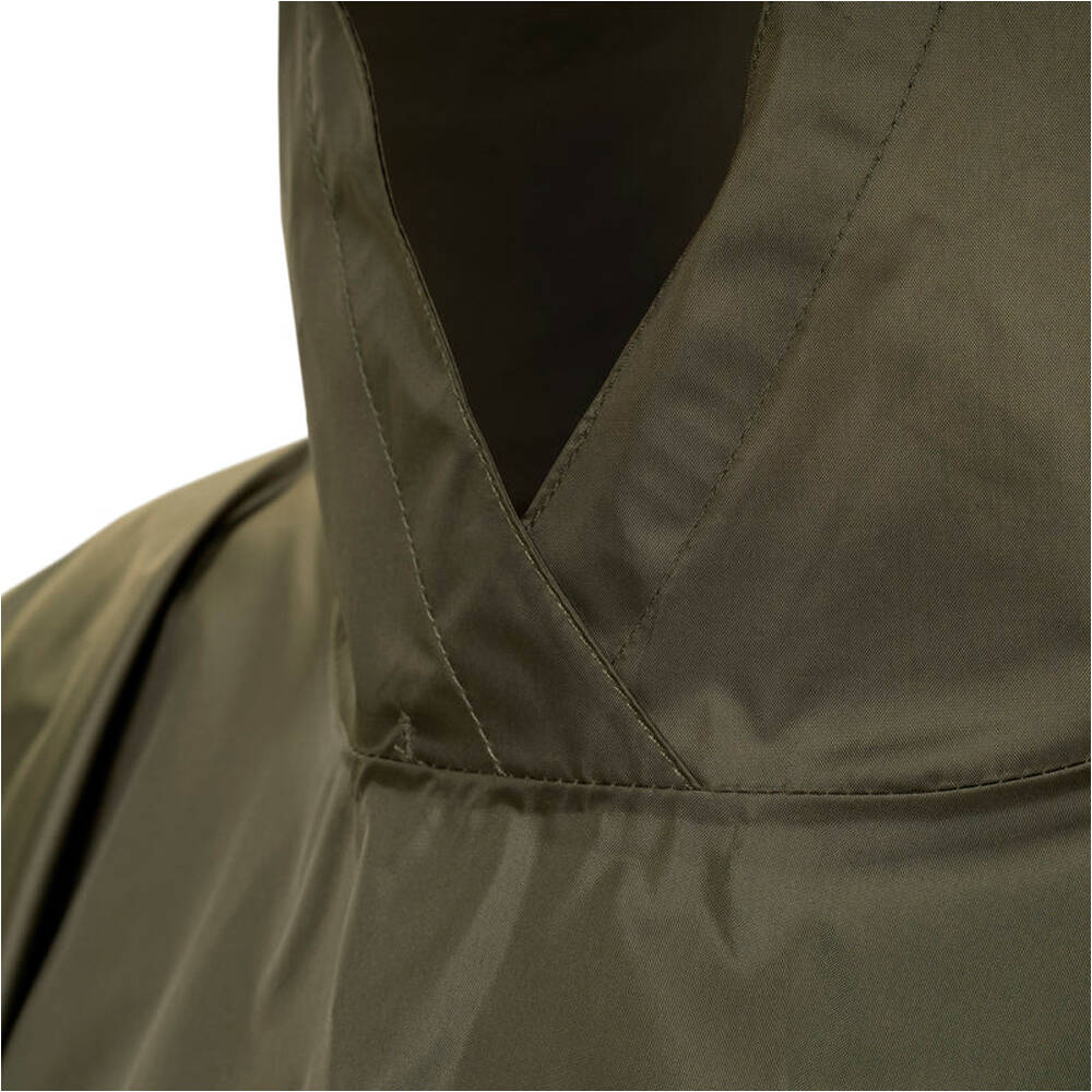 Trekmates poncho montaña Deluxe Poncho 03